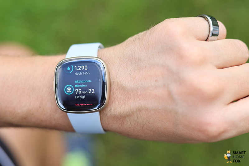 Man sieht die Aktivzonen-Minuten auf der Fitbit Sense 2.